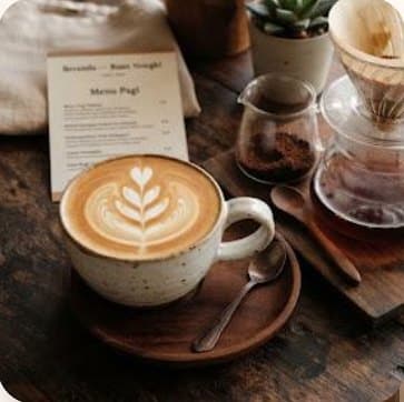 Latte art di atas meja kayu