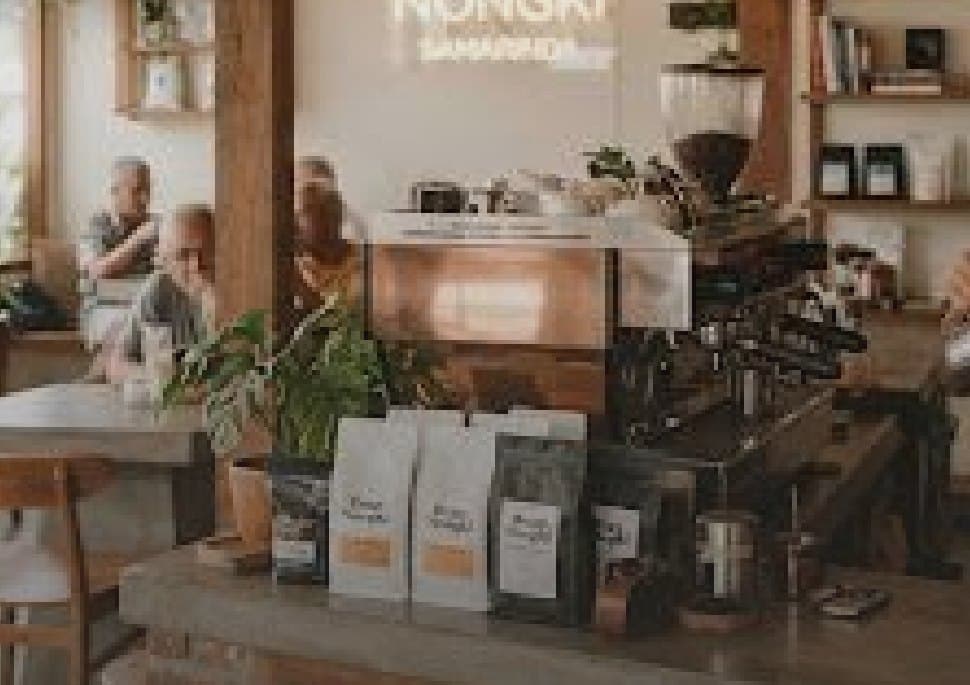 Suasana hangat kedai kopi dengan cahaya alami
